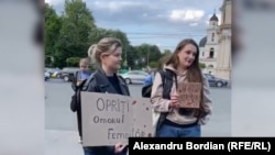 Imagine de la un protest din Chișinău, 15 mai. Participanții au cerut ca autoritățile să introducă în legislație termenul de „femicid”, pentru a combate violența masivă împotriva femeii.