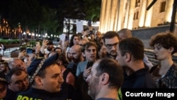 საბა ბრაჭველი და ნიკა რომანაძე პოლიციელებით გარშემორტყმული 2 ივნისის აქციაზე.
