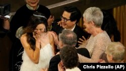 Заедно с Ке Хи Куан, Джейми Лий Къртис и останалите актьори от филма след церемонията