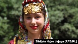 Veshja plot ngjyra e Lumës 