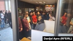 Grupa muškaraca blokira zgradu Filozofskog fakulteta u Novom Sadu, 28. mart 2024.