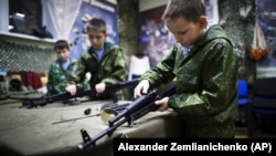 Школьные "бойцы" российской "Юнармии"