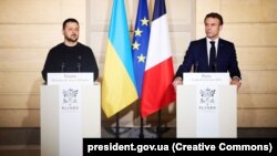 Президент Украины Владимир Зеленский и президент Франции Эммануэль Макрон (справа). Париж, 16 февраля 2024 года
