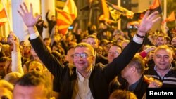 Християн Мицкоски пред централата на партията след първия тур на изборите