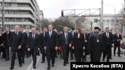 Симеон Сакскобургготски, премиерът Гълъб Донев, президентът Румен Радев водят едното от шествията. 