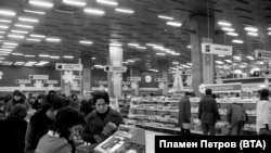 Централните хали в София преди Нова година, 1977 г.