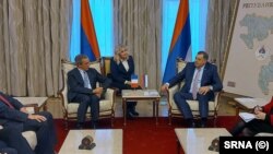 Tijeri Marijani (L), francuski poslanik u Evropskom parlamentu tokom sastanka sa Miloradom Dodikom, tadašnjim članom Predsjedništva Bosne i Hercegovine, Banja Luka, 8. januar 2022.