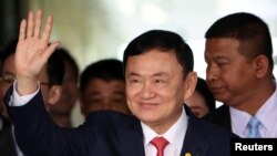 Bivši tajlandski premijer Thaksin Shinawatra, koji je uhapšen po povratku iz skoro dva desetljeća samonametnutog egzila, maše u zračnoj luci Don Mueang u Bangkoku, Tajland, 22. augusta 2023. 