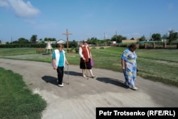 Жительницы села Озёрное по пути на воскресную службу. Северо-Казахстанская область, 21 июля 2024 года