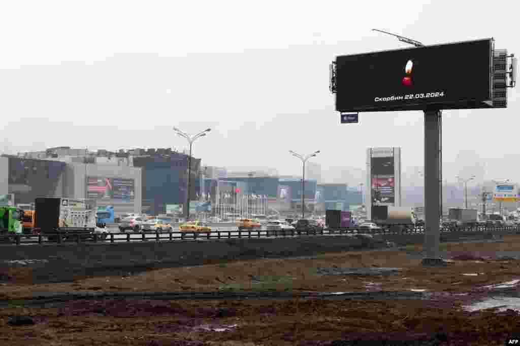 Reklamni pano s slikom upaljene svijeće i porukom &quot;(Mi) žalimo&quot; u znak sjećanja na žrtve oružanog napada na koncertnu dvoranu, 23. marta.