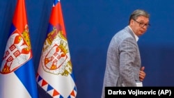 Predsednik Srbije Aleksandar Vučić odlazi posle konferencije za novinare u Beogradu 2023. godine. 