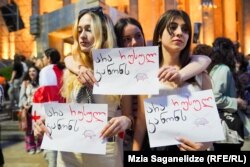 Disa vajza të reja duke protestuar kundër projektligjit "agjentët e huaj" në Tbilisi, Gjeorgji, 31 prill 2024.