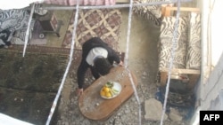 Stanovnik Al Qulaylahua pregledava štetu u svojoj kući koju je ostavila raketa nakon izraelskih zračnih napada, predgrađe grada Tira, 7. travnja 2023.