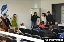 Activiștii au fost invitați să părăsească conferința de presă Kaufland.