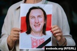 Акция в памет на Алес Пушкин пред беларуското посолство във Вилнюс, Литва. 11 юли 2023 г.