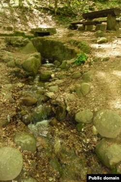 Источник у подножья Ай-Йори, Крым