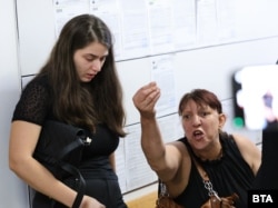 Втората майка на убития Валерия Петрова крещи към двамата обвиняеми близнаци в коридора на съда.