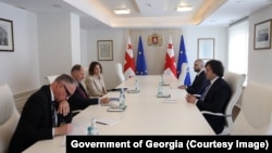 პრემიერ-მინისტრმა ელჩები საჯარო დებატებში გამოიწვია - მეორე დღეს მას დაგეგმილი ჰქონდა აშშ-ის, ევროკავშირისა და დიდი ბრიტანეთის ელჩებთან შეხვედრა და „უცხოეთის აგენტების“ კანონპროექტის განხილვა. 2024 წლის 15 აპრილის ფოტო: შეხვედრა ელჩებთან კანცელარიაში. 