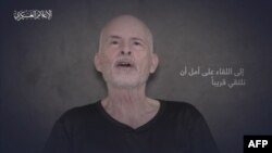 Na fotografiji iz snimka koji je 27. aprila 2024. objavio Hamas čovek koji se predstavio kao Keith Siegel, jedan od talaca otetih tokom napada Hamasa 7. oktobra 2023.