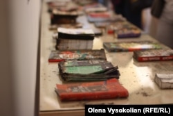 Spaljene knjige iz Harkiva na Festivalu knjige Arsenal u Kijevu.