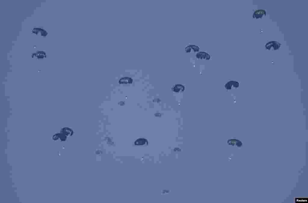 Parashuta me pako ndihmash humanitare u hodhën nga aeroplanët mbi qiellin e Gazës më 27 shkurt.&nbsp;&nbsp;