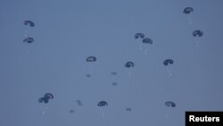 Parashuta me pako ndihmash humanitare u hodhën nga aeroplanët e ushtrisë së Jordanisë mbi qiellin e Gazës më 27 shkurt.
