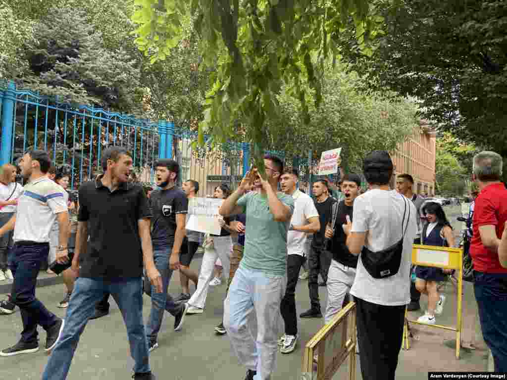 Marš demonstranata kod sjedišta UN-a u Erevanu, Armenija, 24. juli. Jedna žena drži natpis koji poziva UN da &quot;odmah pošalju humanitarnu pomoć&quot; u Nagorno-Karabah.