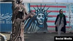 Američka porno zvijezda Whitney Wright pozira ispred nekadašnje zgrade američke ambasade u Teheranu.