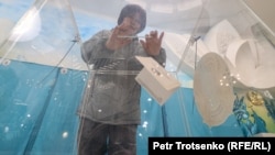 Голосование на избирательном участке в Алматы 19 марта 2023 года