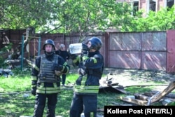Vatrogasci u dvorištu uništene kuće u Harkivu