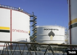 Резервуары для хранения сырья на территории нефтеперерабатывающего завода ОАО "НК "Роснефть - Туапсинский НПЗ"