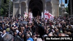 Oficiali guvernamentali și clerul ortodox din Georgia, participând la un marș controversat de Ziua Purității Familiei, marcată pentru prima dată oficial în Georgia, 17 mai 2024 