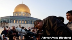 Članovi Palestinskog astronomskog društva kroz teleskop gledaju kako bi videli polumesec uoči svetkog meseca ramazan, kompleks džamije Al Aksa u Jerusalimu, 10. mart 2024.