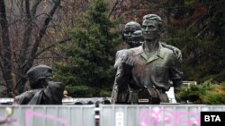 Свалените фигури от върха на паметника