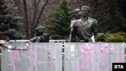 Свалените фигури от върха на паметника