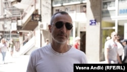 "Takva vrsta poziva i takva vrsta politike ne mogu nikome doneti dobro", rekao je Rade Grozdanić komentarišući grafite "Kad se vojska na Kosovo vrati".