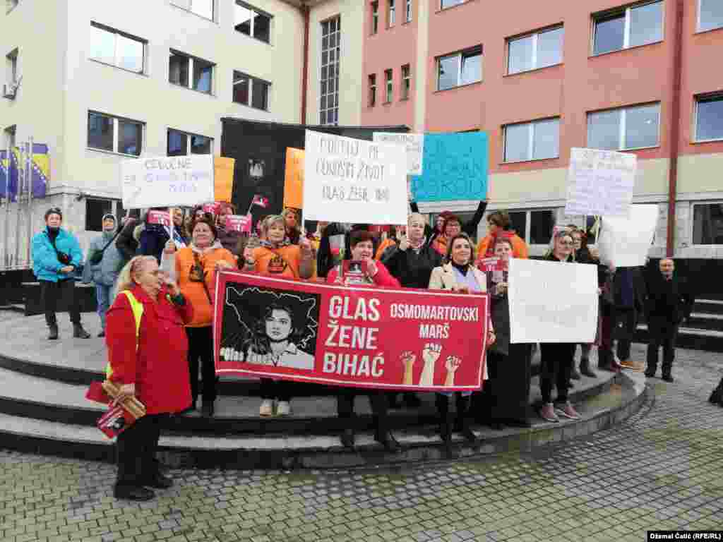 Pod motom &quot;Nećemo umirati u tišini&quot; u Bihaću je u organizaciji &quot;Glasa žene&quot; održan prvi Osmomartovski marš. Namjera marša je ukazati na razne oblike nasilja i nepoštivanje ženskih ljudskih prava, te sporost u procesuiranju nasilja nad ženama, izjavila je Enisa Raković, izvršna direktorica Organizacije &quot;Glas žene&quot;.