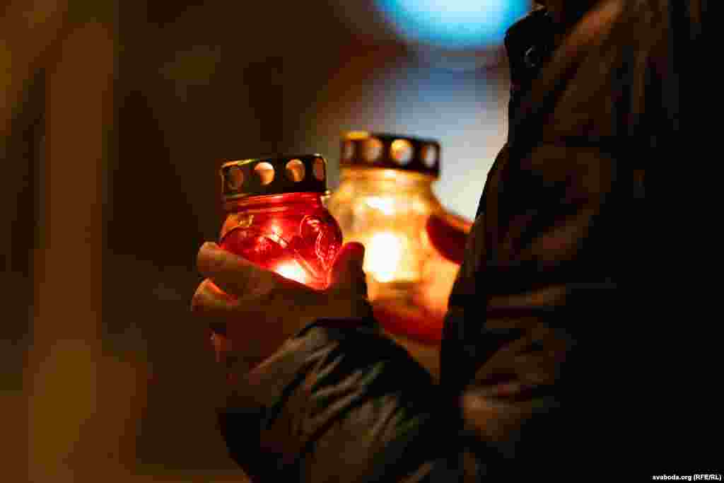 Miközben a Litvániába menekült belaruszok gyertyát gyújtottak Vilniusban, október 29-én Oroszországban is megemlékeztek a szovjet elnyomás áldozatairól. Az eseményt a Nobel-békedíjas, hazájában 2021 óta betiltott Memorial jogvédő csoport szervezte.&nbsp;A Memorial jogvédő szervezet 2014-ben, a nemzetközi Memorial pedig 2016-ban került fel az Oroszországban külföldi ügynökként nyilvántartott nonprofit szervezetek listájára