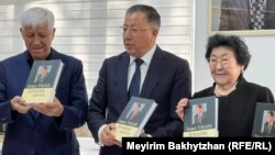 Ректор КазНУ имени аль-Фараби Жансеит Туймебаев (в центре) на открытии аудитории имени Кемеля Токаева и презентации книги «Детектив дарабозы». Алматы, 4 октября 2023 года
