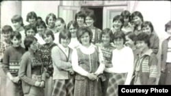 Éváék végzős osztálya 1979-ben (Éva jobb oldalt, hátul nevet)