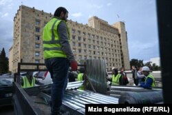 ღობისთვის საჭირო მასალები კანცელარიასთან, 7 აპრილი, 2023 წელი