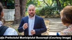 Prefectul Bucureștiului, Rareș Hopincă, explică de ce a cerut Inspectoratului Școlar al Municipiului București (ISMB) interzicerea a două asociații în toate școlile din Capitală.