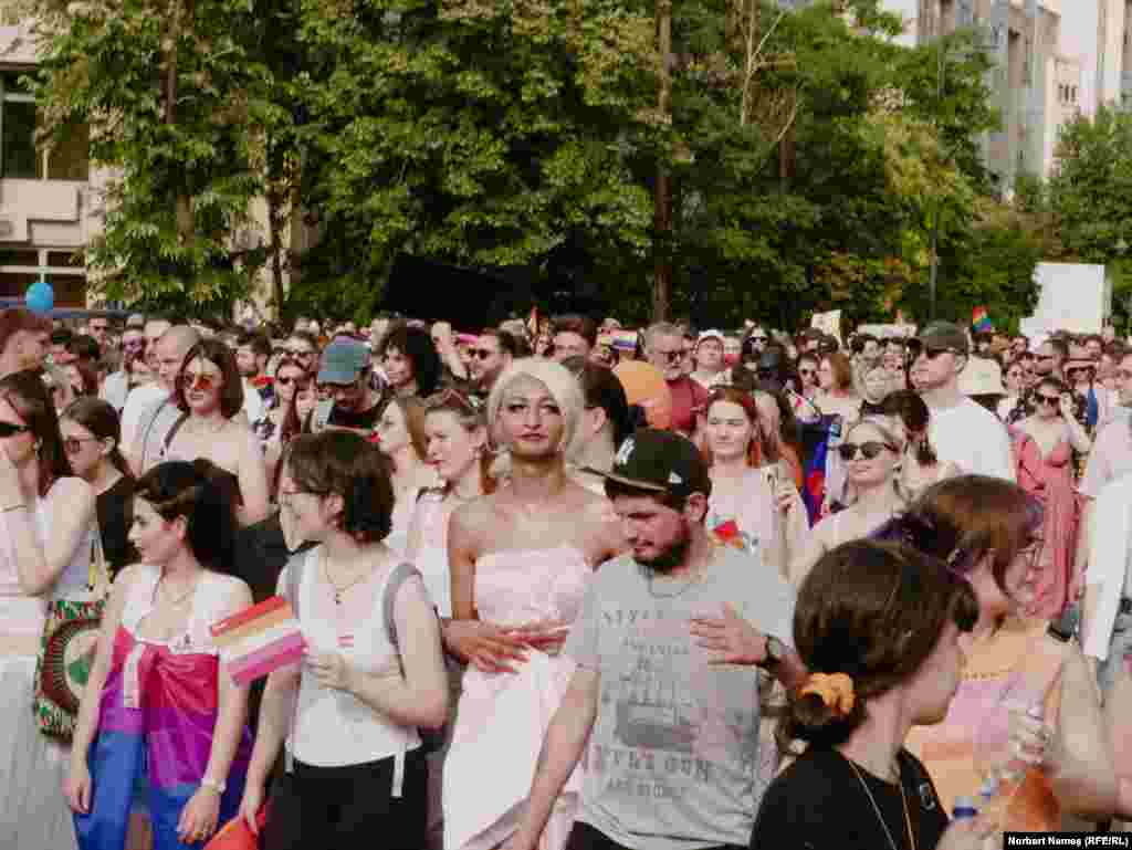 Alte probleme pe care Florin Buhuceanu, co-președinte al Accept le-a amintit, într-un interviu acordat Europa Liberă, au fost lipsa protecției legale și sociale a cuplurilor LGBT și recunoașterea administrativă a persoanelor transgender.