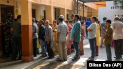 Red za glasanje u Kolkati, 1. jun 2024.