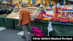 Vásárló a Fény utcai piacon, Budapesten 2023. június 9-én