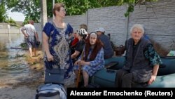 კახოვკის ჰესის კაშხლის ნგრევით გამოწვეული წყალდიდობის გამო ევაკუირებულები ხერსონის ოლქში, რუსეთის მიერ ოკუპირებულ ნაწილში. 2023 წლის 8 ივნისი