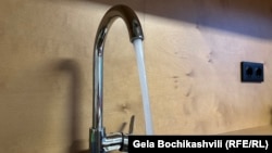 Многие жители, получающие воду по графику, высказывают претензии к качеству воды – она зачастую мутная или зеленого цвета