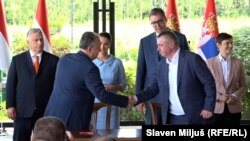 Direktor Srbijagasa Dušan Bajatović i direktor mađarske kompanije MVM CEEnergy Laslo Zoltan Friko nakon potpisivanja sporazuma o osnivanju zajedničke kompanije, u prisustvu predsednika Srbije Aleksandra Vučića i premijera Mađarske Viktora Orbana, Palić, Srbija 20. jun 2023.