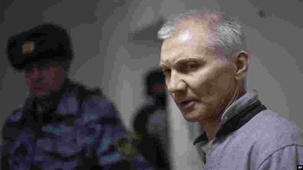 Alekszej Moszkaljov Az egyedülálló apa ellen 2022 tavaszán indult rendőrségi vizsgálat tizenéves lánya rajza miatt, amely ukrán civilekre záporozó orosz rakétákat ábrázolt. Amikor Moszkaljov saját háborúellenes közösségimédia-posztjaira bukkantak, letartóztatták, és 2023 márciusában két év börtönre ítélték az orosz hadsereg &bdquo;lejáratásáért&rdquo;. A bebörtönzött férfi tizenhárom éves lányát kezdetben nevelőintézetbe küldték, de a nemzetközi felháborodást követően végül megengedték, hogy édesanyjával élhessen. Az ítélet ellen 2023 júliusában benyújtott fellebbezésében Moszkaljov azt mondta, hogy inkább a halált választaná, mint azt, hogy elszakadjon a lányától