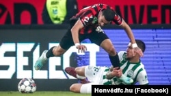 A Kispest és a Fradi játékosa küzd a labdáért Kispesten 2022. november 13-án